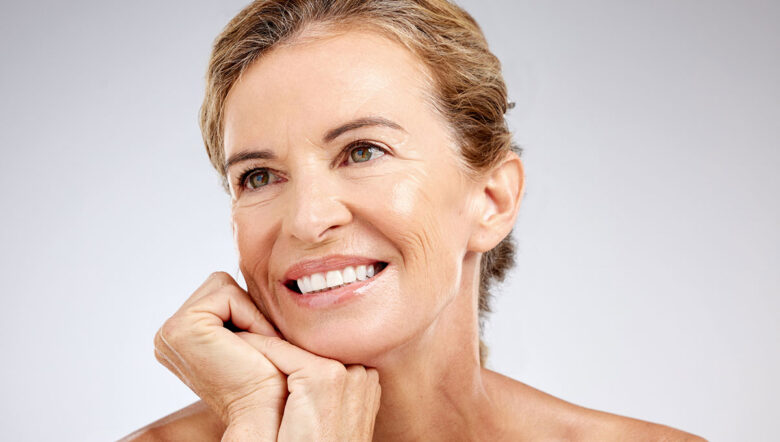 viso di donna matura sorridente