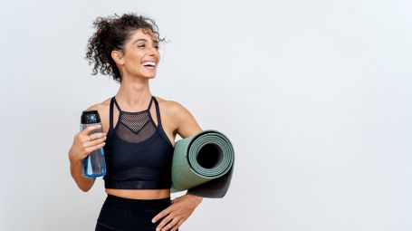 Spalle chiuse e schiena rigida: meglio yoga o Pilates? Gli esercizi a confronto