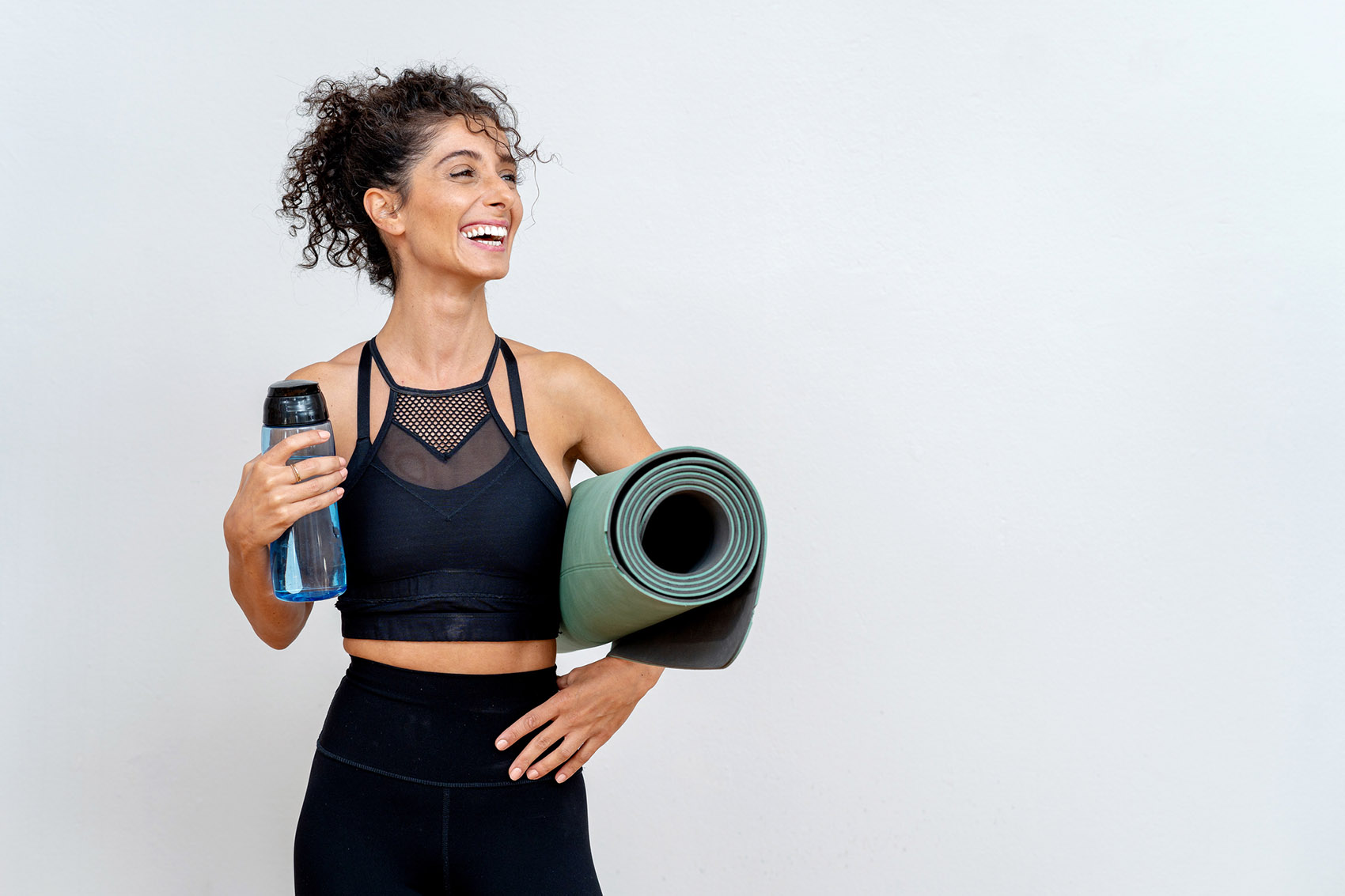 Spalle chiuse e schiena rigida: meglio yoga o Pilates? Gli esercizi a confronto