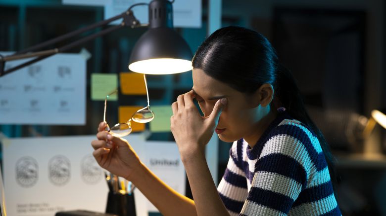 Lampi di luce agli occhi? Ecco perché andare subito dall’oculista
