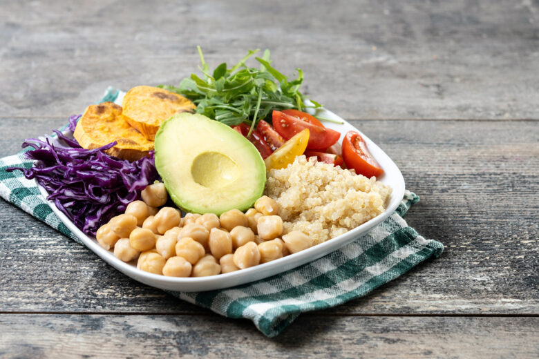 Insalata con avocado, lattuga, ceci, pomodori