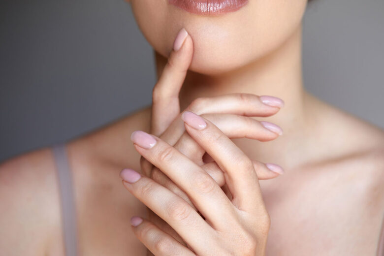 mani con unghie al naturale