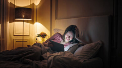 Perché rimandi il momento di andare a letto anche se sei distrutta? Il motivo psicologico e cosa fare