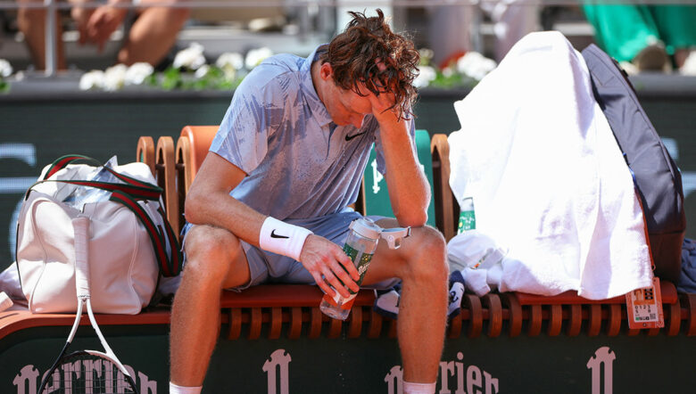 Jannik Sinner al Roland Garros cerca di rinfrescarsi durante una pausa di gioco