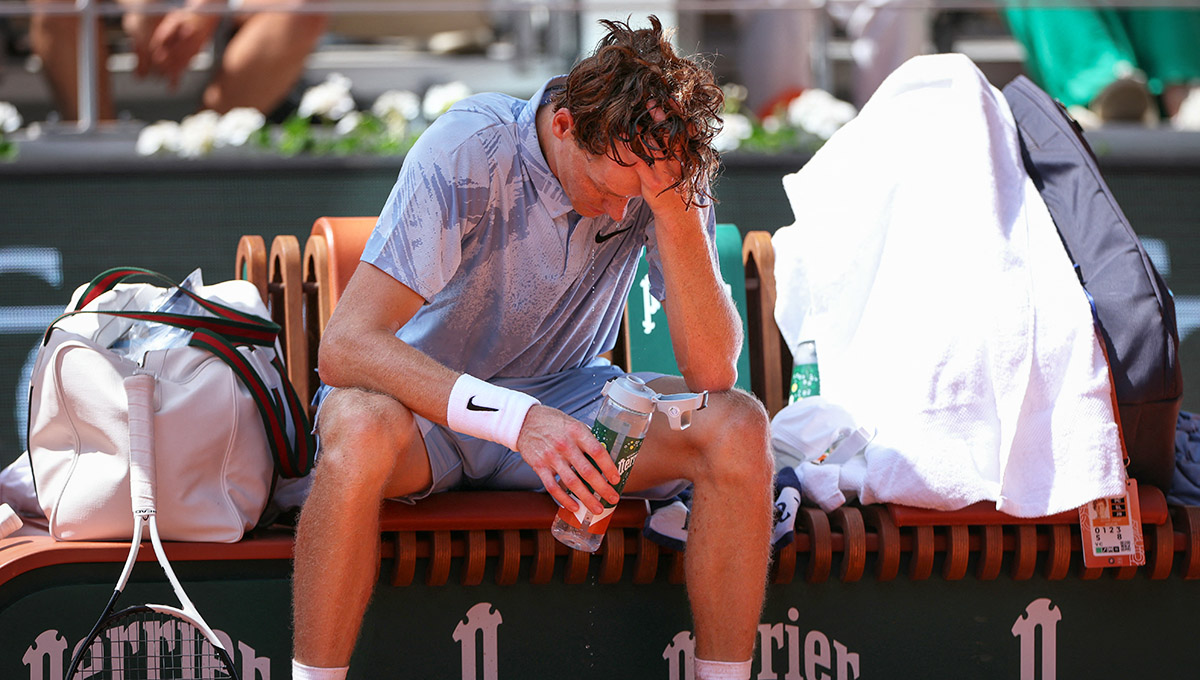 Jannik Sinner ko al Roland Garros, il retroscena: cosa succede al corpo quando il caldo è estremo Jannik Sinner ko al Roland Garros, il retroscena: cosa succede al corpo quando il caldo è estremo