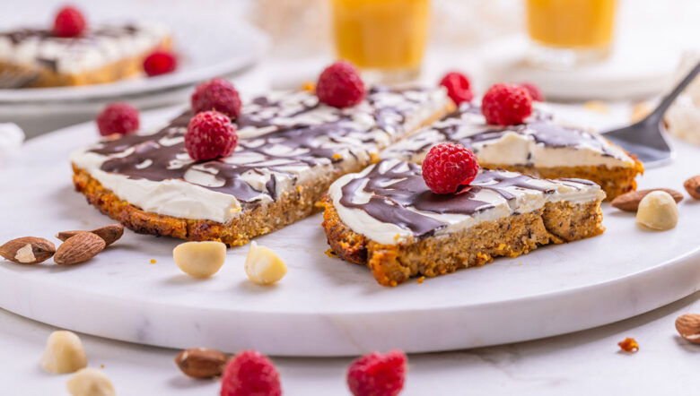 Torta di carote con noci, glassata con crema di formaggio e succo di carota