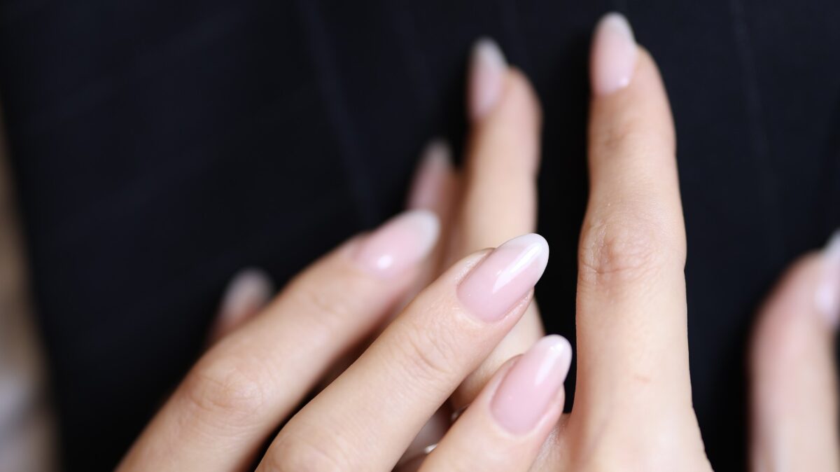 Unghie al naturale (ma curatissime): i segreti della manicure YNBB, il trend del momento