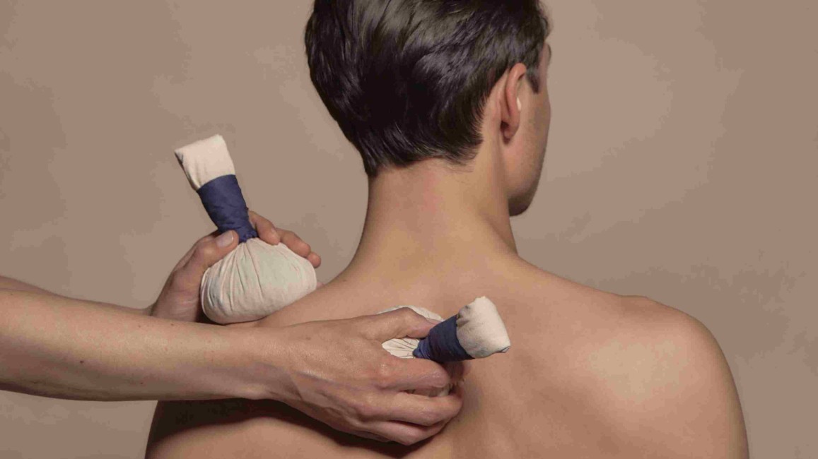 Massaggi alle erbe: i trattamenti che abbassano lo stress da provare proprio ora