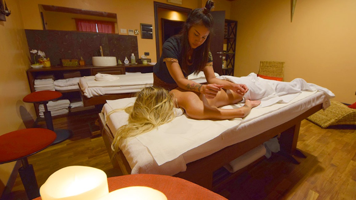 Massaggi alle erbe: i trattamenti che abbassano lo stress da provare proprio ora