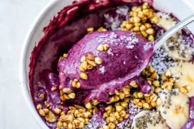 Açai bowl, benefici, calorie e come preparare la merenda sana che sta conquistando l’estate