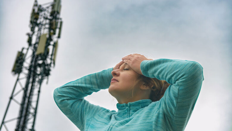donna preoccupata con antenna 5G sullo sfondo