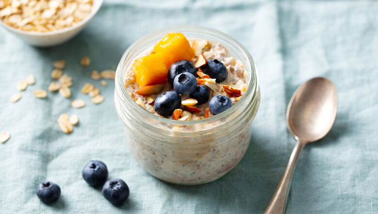 avena con frutta in un barattolo di vetro