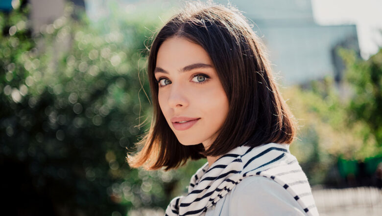 ragazza con capelli a caschetto