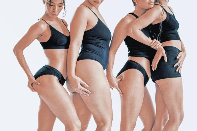 Quattro ragazze con costumi da bagno neri si toccano le cosce