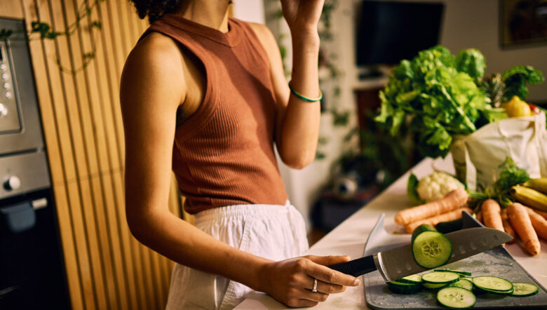 donna cucina verdure
