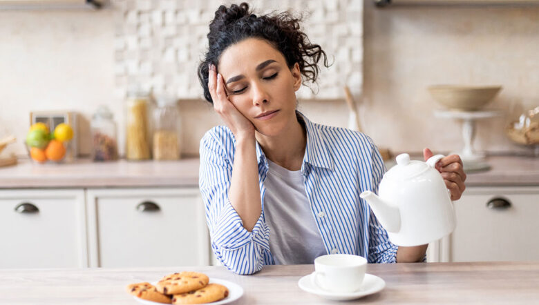 donna assonnata che fa colazione