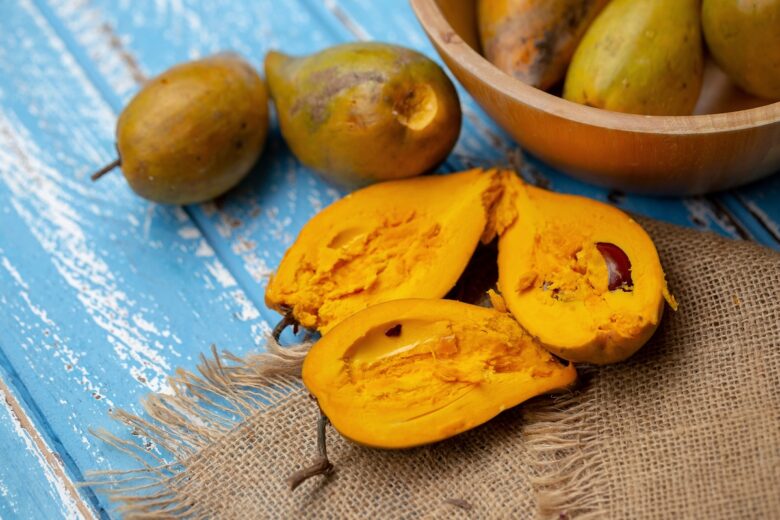 Egg fruit tagliati a metà e interi. visti dall'alto