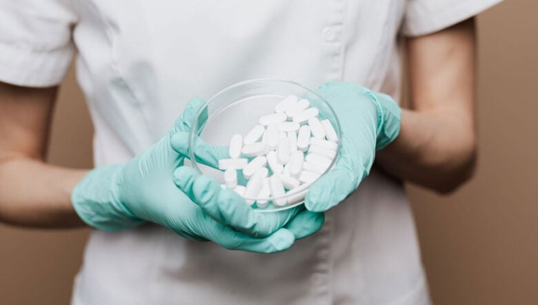ricercatrice con farmaco orale