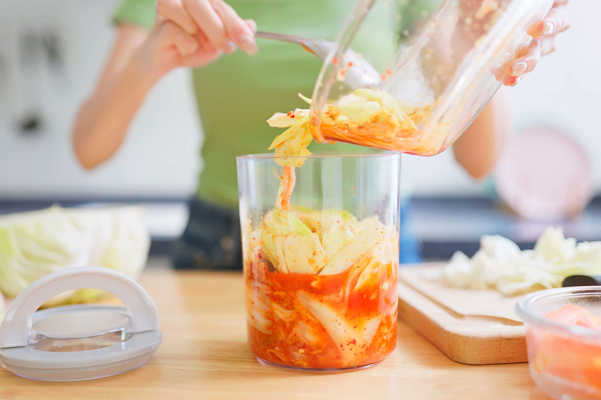 Kefir, kombucha e kimchi: come preparare in casa i 3 cibi fermentati del momento