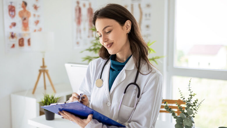 medico donna nel suo studio