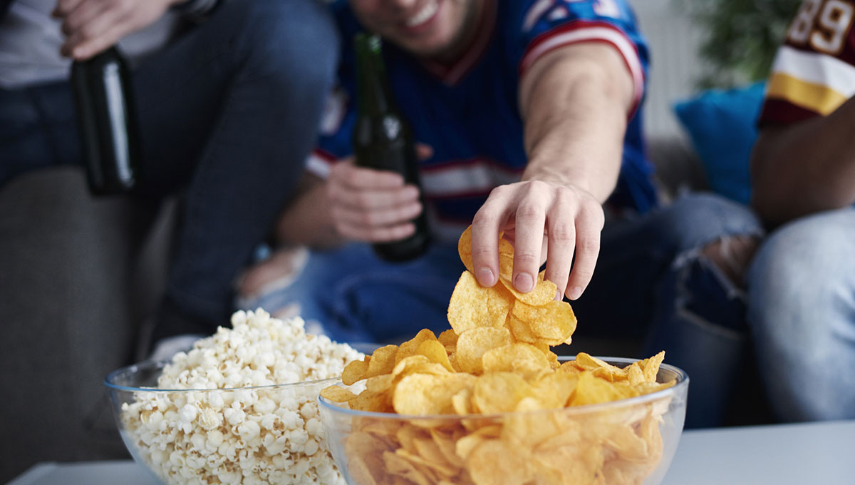 Davanti alla partita si mangia di più: gli errori che fanno aumentare le calorie Davanti alla partita si mangia di più: gli errori che fanno aumentare le calorie