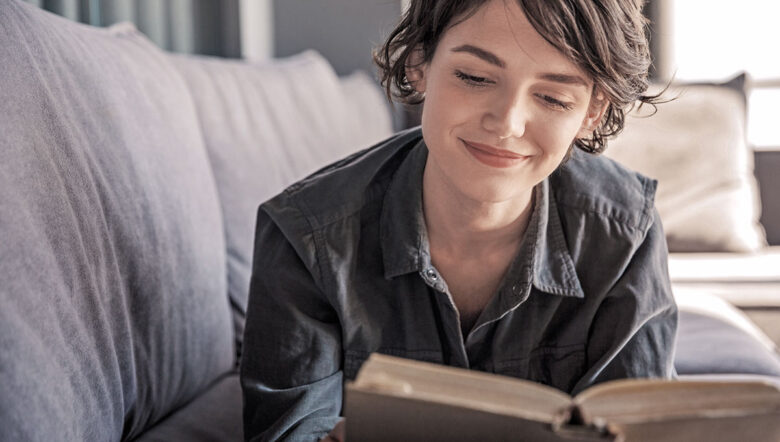 Ragazza legge un libro senza occhiali