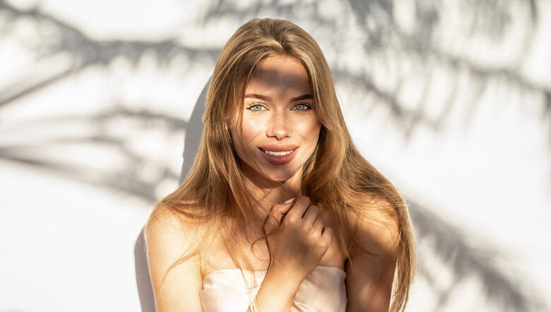 ragazza dai capelli biondi