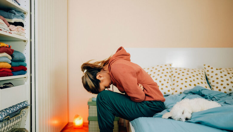 ragazza con dolore intimo si tiene il ventre