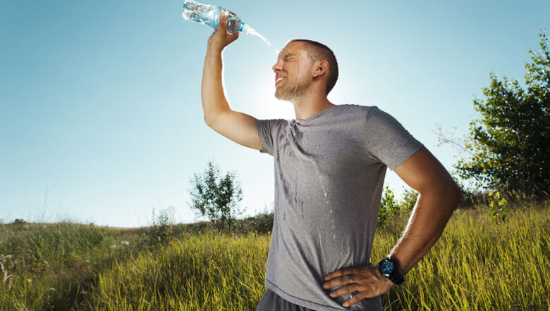 ragazzo si versa acqua in testa per il grande caldo
