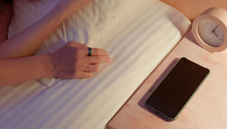smart ring al dito di una donna che dorme