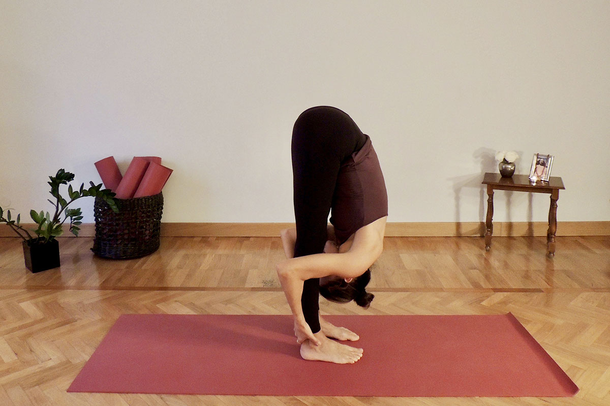 Yoga contro il mal di schiena: con queste 6 posizioni da fare a casa ritrovi leggerezza e mobilità Yoga contro il mal di schiena: con queste 6 posizioni da fare a casa ritrovi leggerezza e mobilità