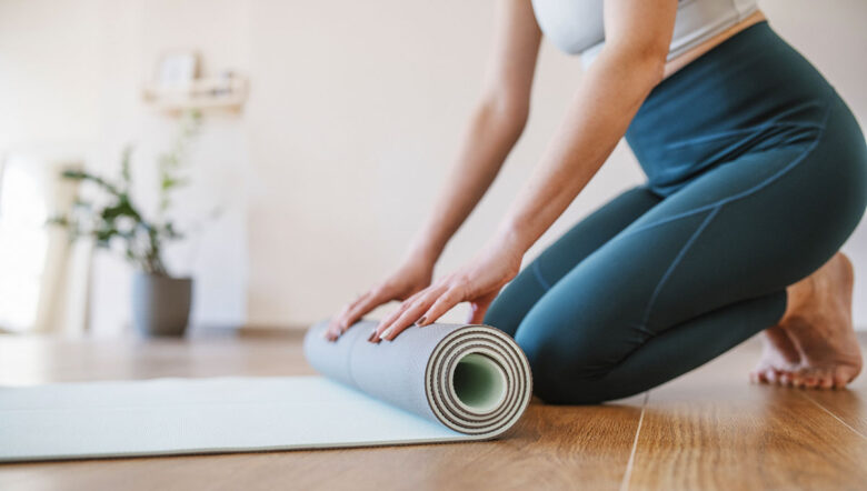 donna srotola tappetino da yoga