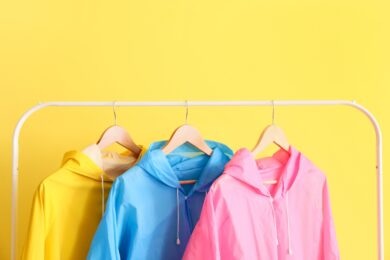 PFAS: sono in vestiti, padelle, cosmetici. Ecco perché oggi questi composti indistruttibili preoccupano