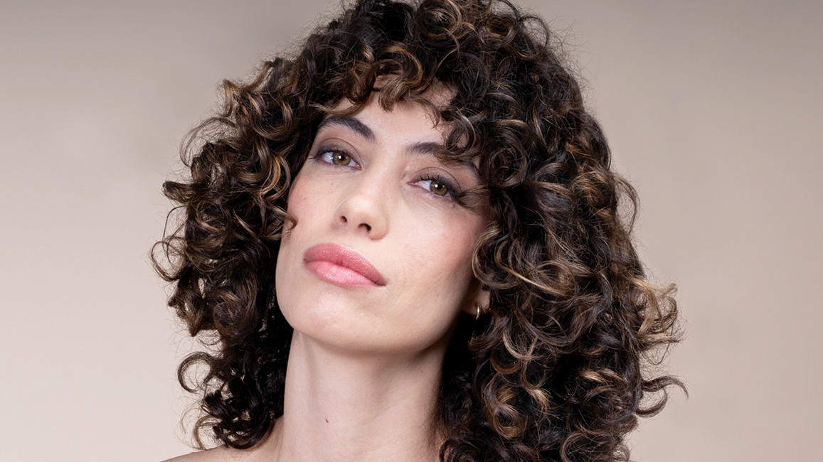Capelli ricci: come averli perfetti d’estate e dire addio al crespo Capelli ricci: come averli perfetti d’estate e dire addio al crespo