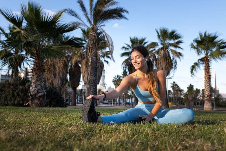 Ragazza fa stretching in un giardino d'estate