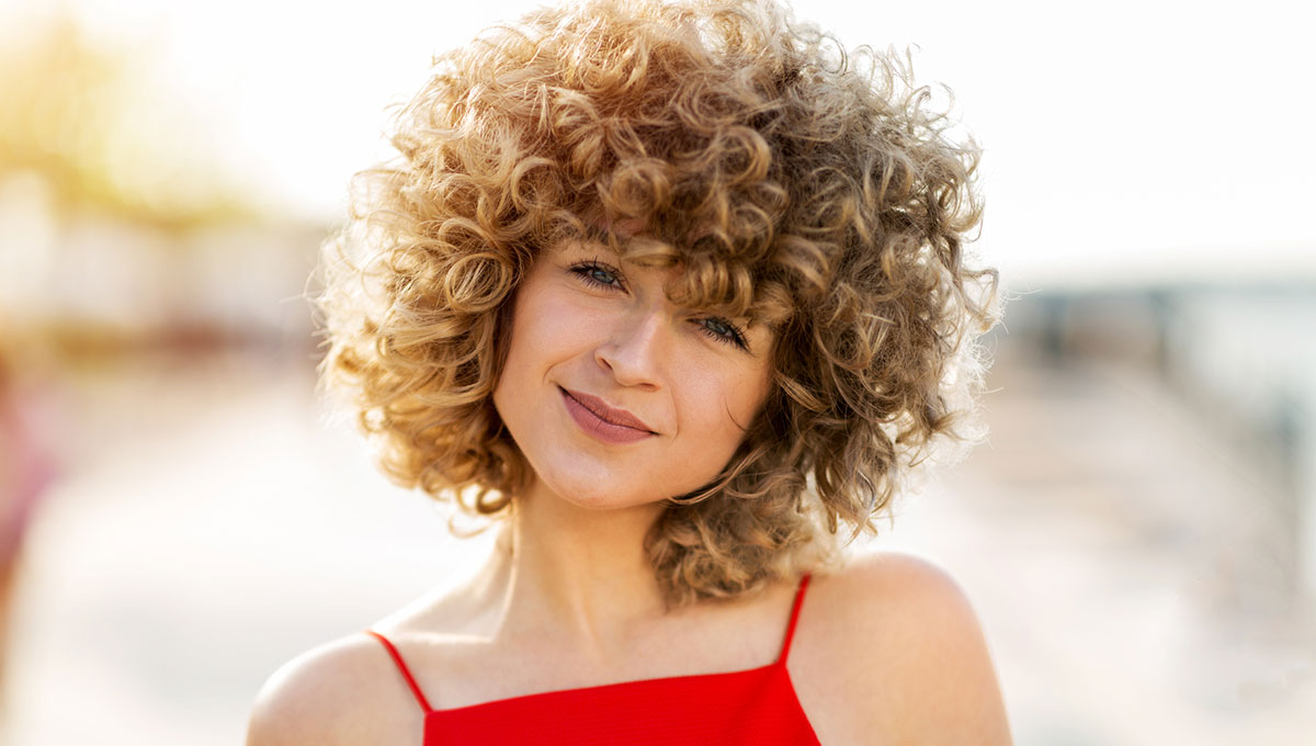 Capelli ricci: come averli perfetti d’estate e dire addio al crespo Capelli ricci: come averli perfetti d’estate e dire addio al crespo