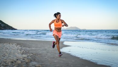 Allenarsi con il caldo: meglio al mattino o alla sera? L’esperta spiega qual è il momento migliore