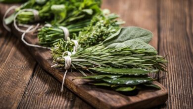 Dal prezzemolo al timo, le erbe aromatiche che fanno bene (e aiutano a ridurre il sale)
