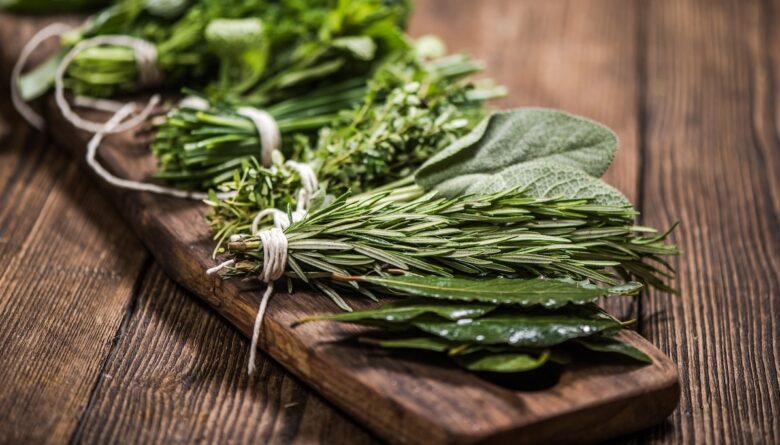 erbe aromatiche fresche su tagliere