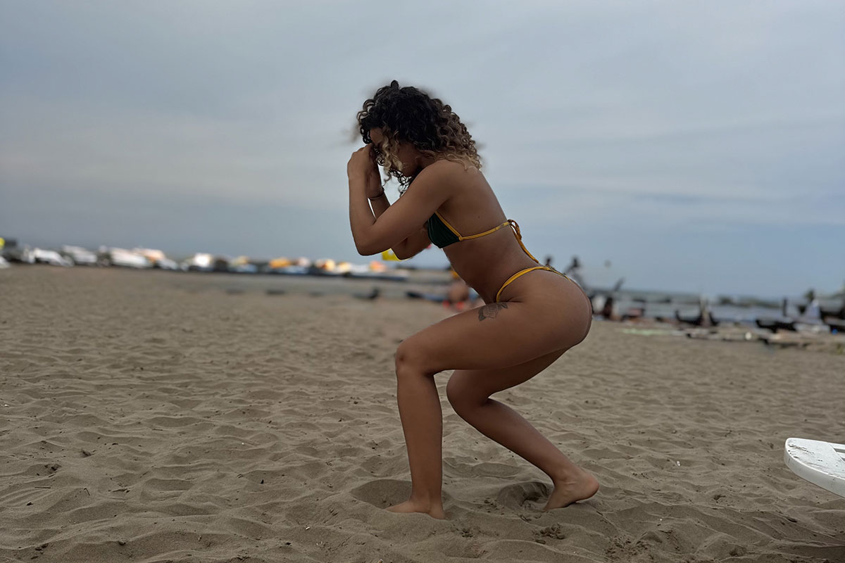 Allenarsi in spiaggia: il circuito da 15 minuti che tonifica il doppio Allenarsi in spiaggia: il circuito da 15 minuti che tonifica il doppio