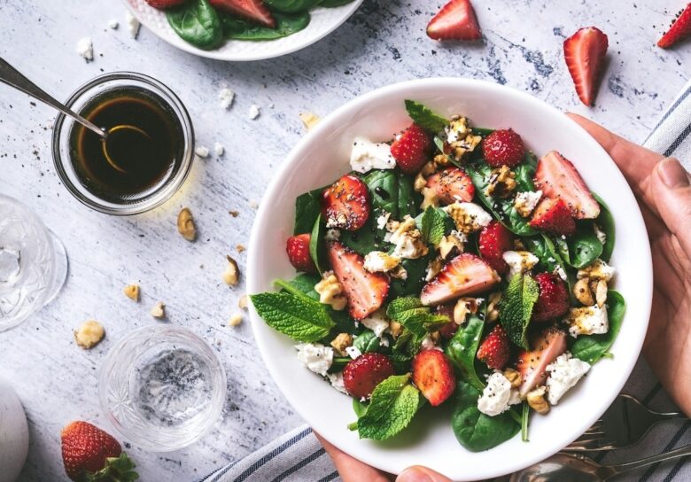 Insalata di frutta erbe aromatiche e spezie
