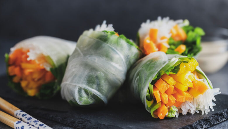 rotolo di carta di riso con verdure sul piatto