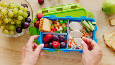 Insalata di riso pronta ritirata: la guida estiva alla sicurezza alimentare (no, la frutta già tagliata al mare non va bene)