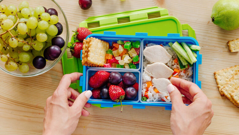 lunch box con frutta e insalata di riso