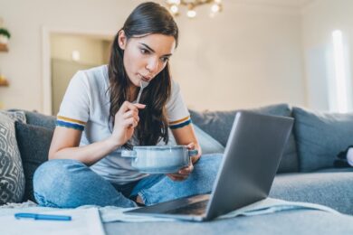 Mangiare da soli: perché rischi di nutrirti peggio e come rimediare