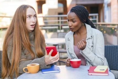 Amore: il parere degli altri (anche online) conta più del tuo?
