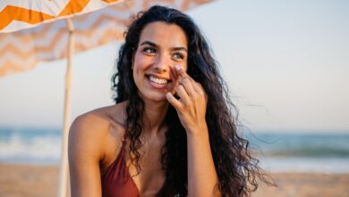 Le scottature solari non sono innocue: cosa succede alla pelle, come prevenirle e cosa fare subito