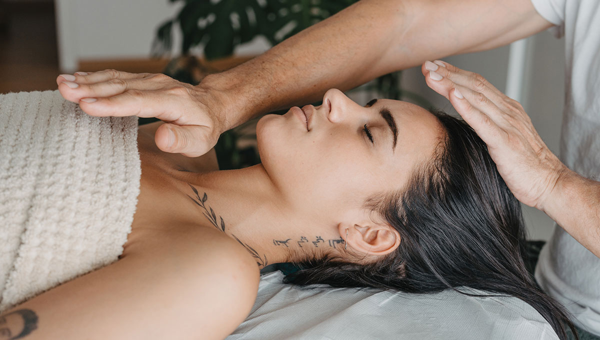 Reiki, la “medicina delle mani” contro ansia e dolori cronici: perché piace sempre più (anche alle celeb) Reiki, la “medicina delle mani” contro ansia e dolori cronici: perché piace sempre più (anche alle celeb)
