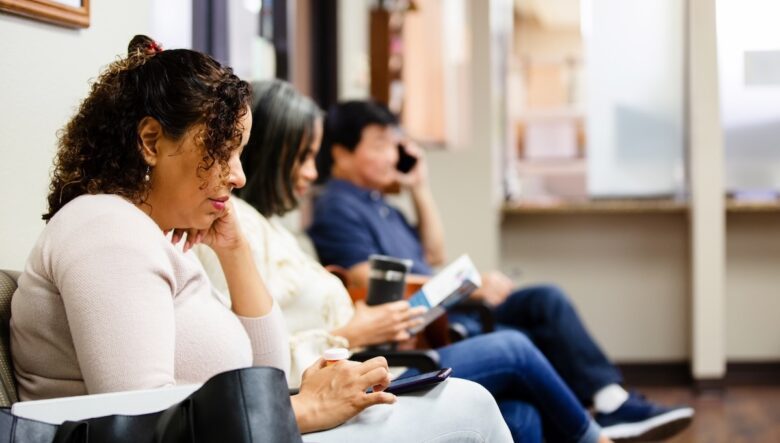 persone in sala d'attesa di un ospedale