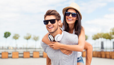 Sensazione di sabbia negli occhi? Potrebbe essere una scottatura oculare: i consigli dell’esperto